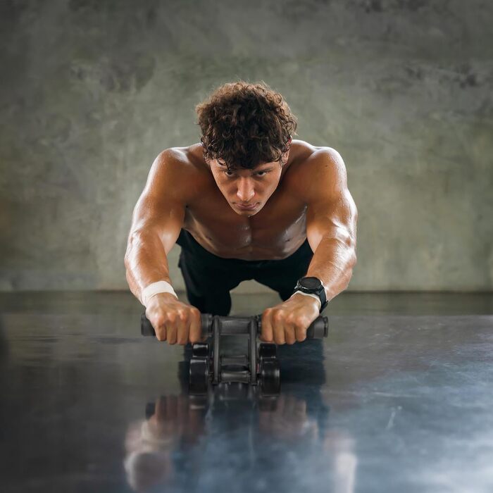 Ролер для пресу Relaxdays з 4 колесами, тренажер для дому, для жінок та чоловіків, чорний/червоний