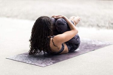 Йога-мат Yoga Design Lab 1,5 мм: тонкий, нековзкий, складаний, легкий, праний, з ременем для перенесення