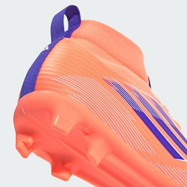 Дитячі футбольні бутси adidas F50 League Mid для гри на твердих та універсальних майданчиках (38 EU, Beam Orange/Lucid Blue/Cloud White)