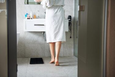 Електронні ваги Eldom GWO270 – ваги для людей з LED-дисплеєм, високою точністю, вимірюванням температури, 50 г точності, загартоване скло, антиковзаюча поверхня, автоматичне вмикання/вимикання, до 180 кг, 26 x 26 см