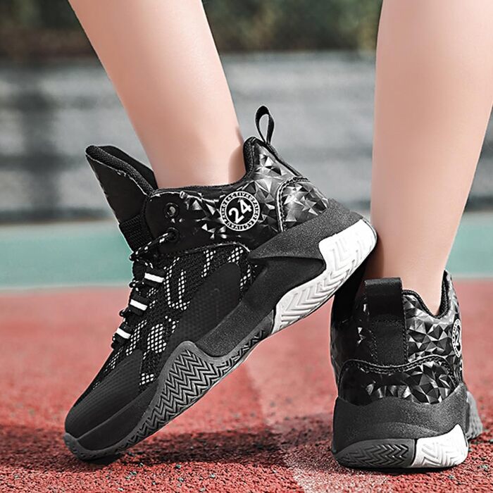 Дитячі баскетбольні кросівки Kinder: спортивне взуття для хлопчиків та дівчаток, унісекс. Чорний колір, антиковзаюча підошва, високий верх. Розмір 39 EU