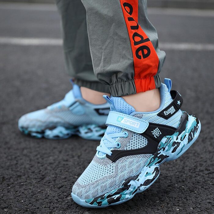 Дитячі кросівки для хлопчиків: сірі, дихаючі, з неслизькою підошвою. Ідеальні для занять спортом, фітнесу та активного відпочинку на вулиці. Зручні кросівки з клейкою застібкою, розмір 39 EU.