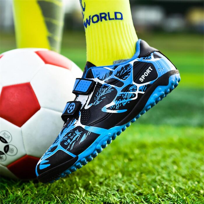 Дитячі футбольні бутси KUUK для штучного газону, футзалу та тренувань. Підходять для хлопчиків та дівчаток. Розмір 28 EU, колір блакитний.