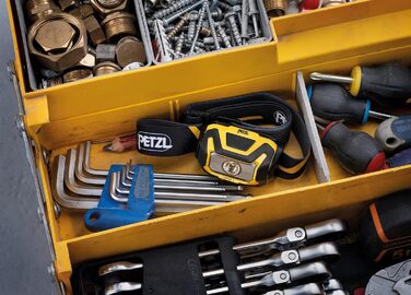 PETZL ARIA 1: Компактна водонепроникна налобний ліхтар 350 люмен, жовто-чорний