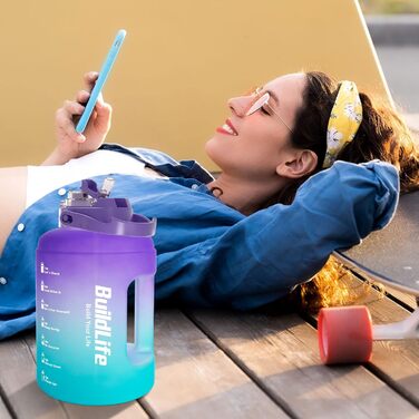 Спортивна пляшка BuildLife 2.5л з міткою часу та двома кришками - без BPA - для спортзалу (2500 мл, фіолетово-блакитний, 2500 мл)
