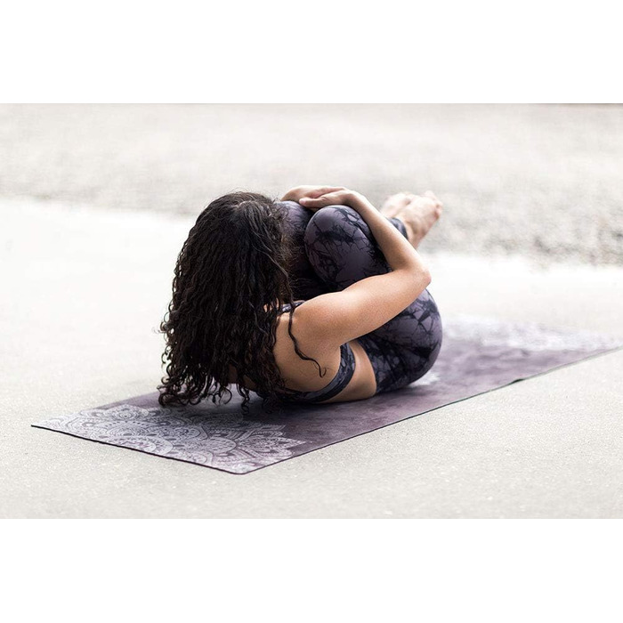 Йога-мат Yoga Design Lab 1,5 мм: тонкий, нековзкий, складаний, легкий, праний, з ременем для перенесення