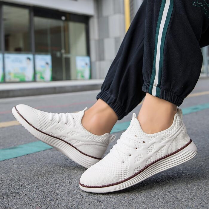 Чоловічі бігові кросівки для спорту та прогулянок. Зручні, легкі, дихаючі, з антиковзкою підошвою. Розмір 43 EU, колір білий