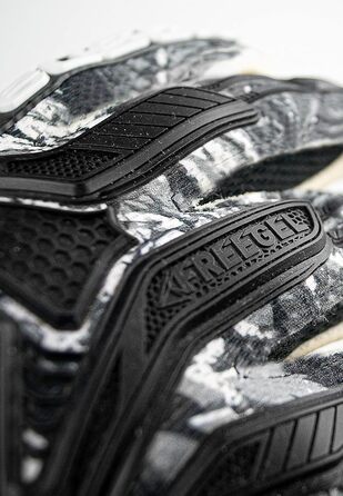 Воротарські рукавички Reusch Attrakt Freegel Gold Evolution Cut із зовнішнім швом і накладкою Grip Gold, універсальні, для всіх типів покриття