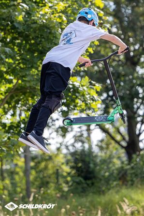 Трюковий самокат Schildkröt Flipwhip преміум з HIC-компресією, алюмінієвими колесами 110 мм, PU, гідро-зелений
