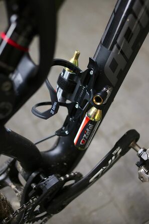 Фляготримач Zéfal Pulse Z2i з CO2-інфлятором і 2 балонами 25 г, чорний, універсальний