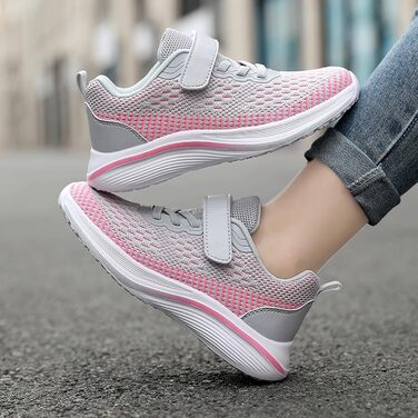 Дитячі спортивні кросівки для занять спортом та активного відпочинку. Легкі, дихаючі, сірі, розмір 38 EU.