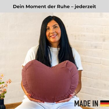 Зафу для медитації Inner Peace | Йога подушка з екологічної дінкової наповнювачем | Подушка для медитації напівмісяця | Зроблено в Німеччині | Зручний знімний чохол з 100% органічної бавовни (лісова полуниця)