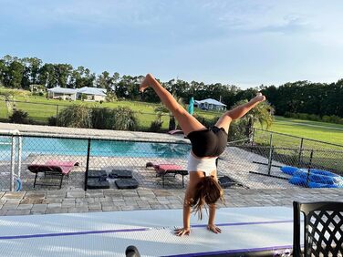 Гімнастичний надувний мат VOFiTNY товщиною 10/20 см для дому, парку та води. Розміри: 3/4/5/6 м. Підходить для йоги, акробатики та тренувань. Кольори: фіолетовий/чорний