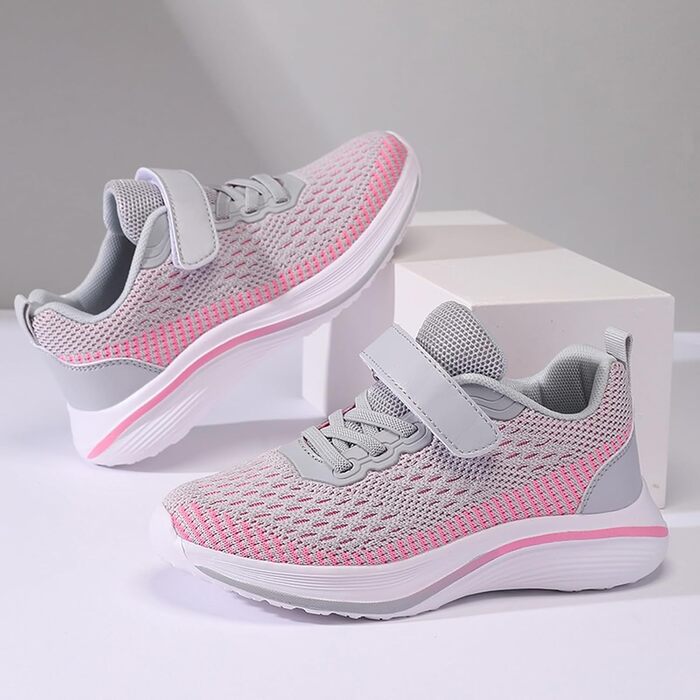 Дитячі спортивні кросівки для занять спортом та активного відпочинку. Легкі, дихаючі, сірі, розмір 38 EU.