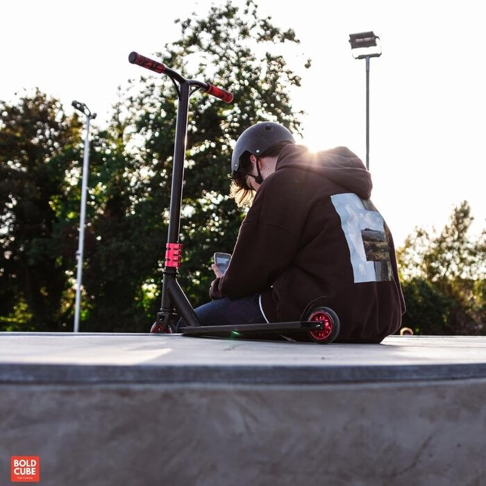 Трюковий самокат BOLDCUBE Deluxe Stunt Roller Black Fire з підшипниками ABEC 9 для дітей, підлітків та дорослих (6+ років)