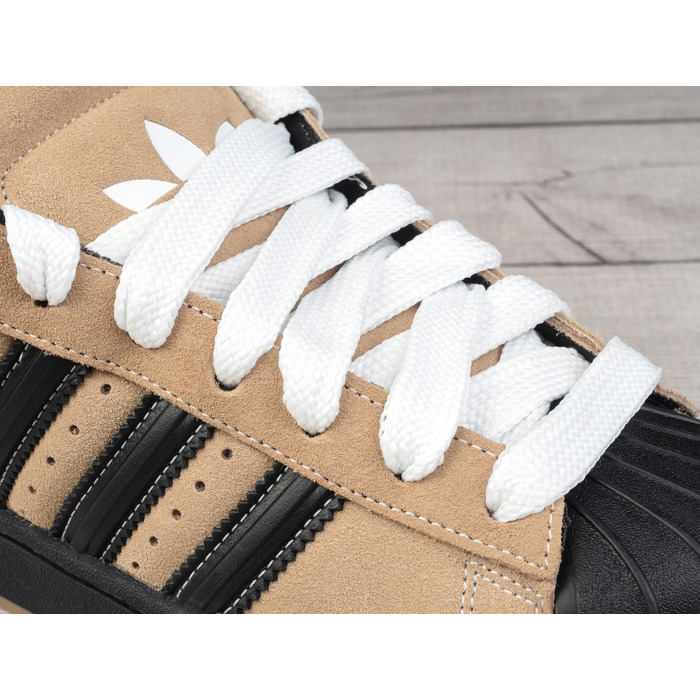 Жіночі спортивні кросівки Adidas, розмір 37 1/3