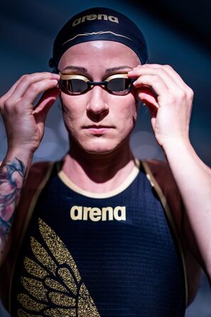 Олімпійська окуляр для плавання Arena Cobra Core Swipe - унісекс, для дорослих, з вигнутими лінзами, анти-запар, UV-захист, 5 змінних накладок на ніс, срібно-золотий