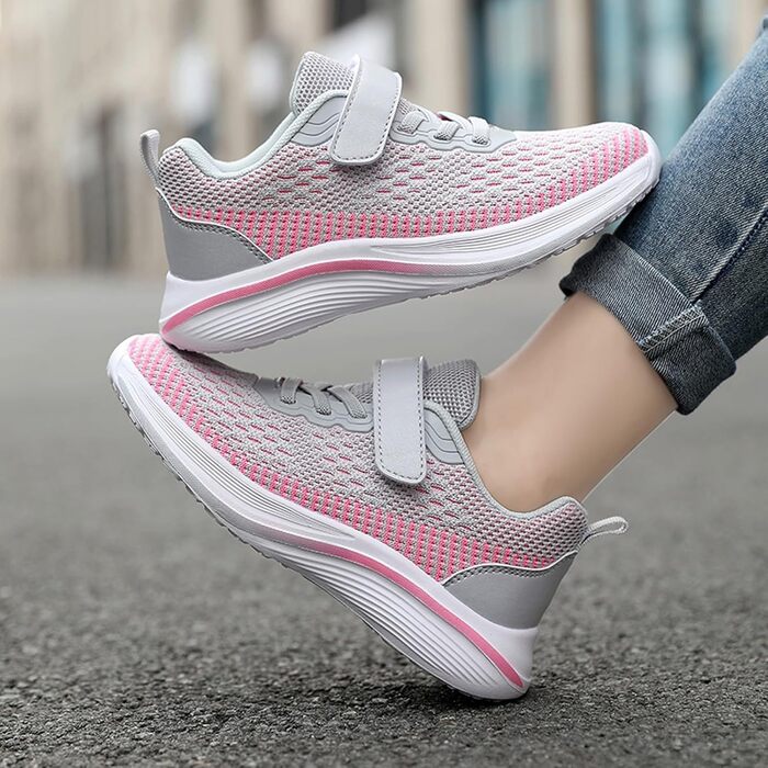 Дитячі спортивні кросівки для занять спортом та активного відпочинку. Легкі, дихаючі, сірі, розмір 38 EU.