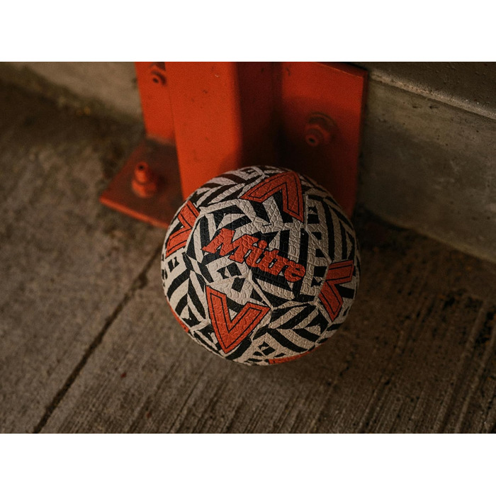 М'яч для футболу Mitre Street Soccer: міцний, для гри на твердих покриттях, білий/чорний/червоний