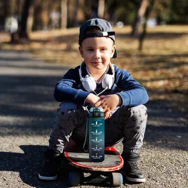 Спортивна пляшка 1л з маркуванням часу, фільтром та захистом від протікання. Підходить для води з газом, велосипеду, бігу. Для дорослих.