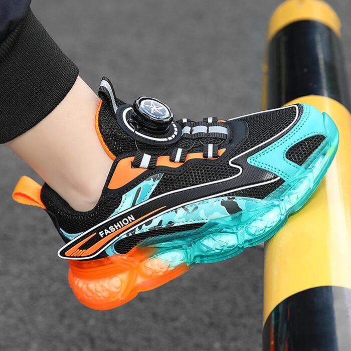 Дитячі кросівки ITSOGOO для бігу та спорту. Легкі, дихаючі, підходять для активного відпочинку, занять фітнесом та прогулянок. Розміри 28-37 EU, 33 EU. Чорний колір.