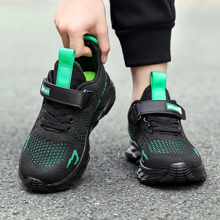 Дитячі кросівки для хлопчиків та дівчаток. Зручні кросівки для залу та вулиці. Сітка, дихаючі, легкі. Чорний колір, розмір 30 EU