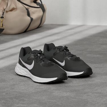 Дитячі кросівки Nike Revolution 6 для хлопчиків, чорно-білі, сірий колір, розмір 28.5 EU